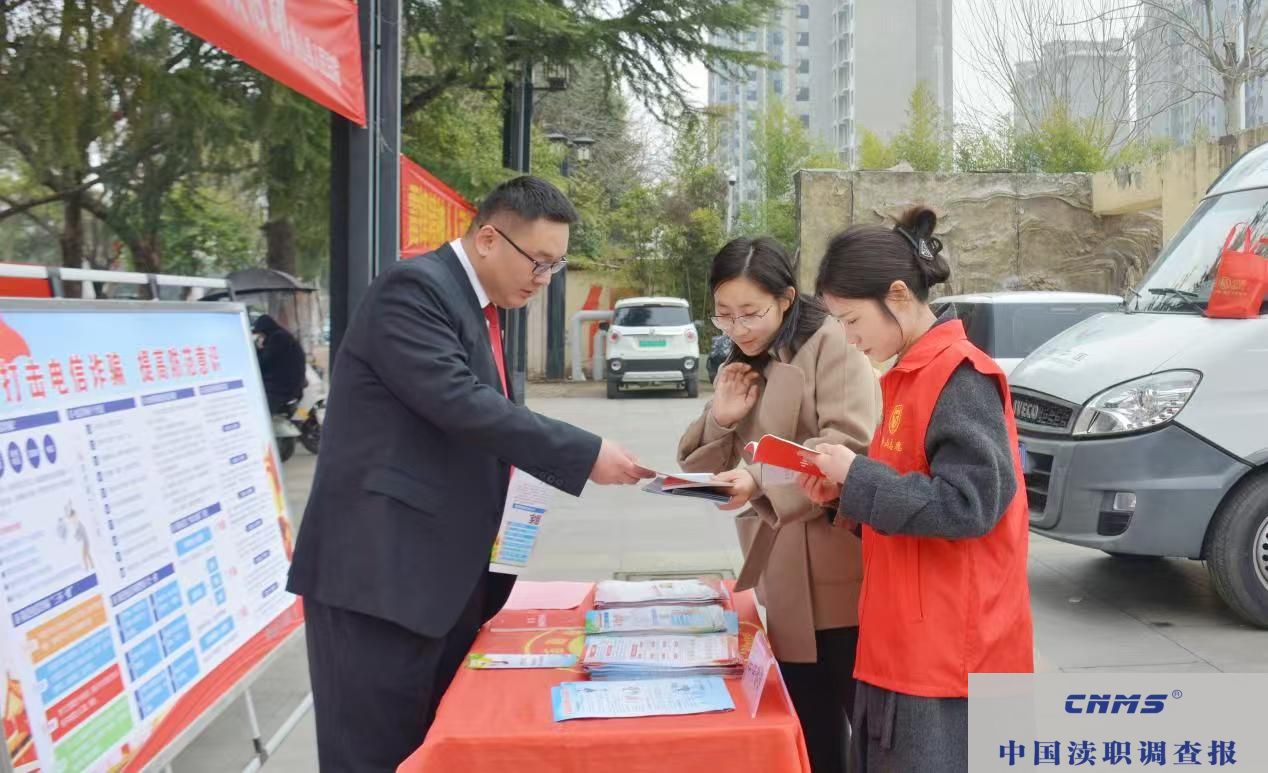 鲁山县法院开展“传承雷锋精神 践行司法担当”普法宣传活动(图2)