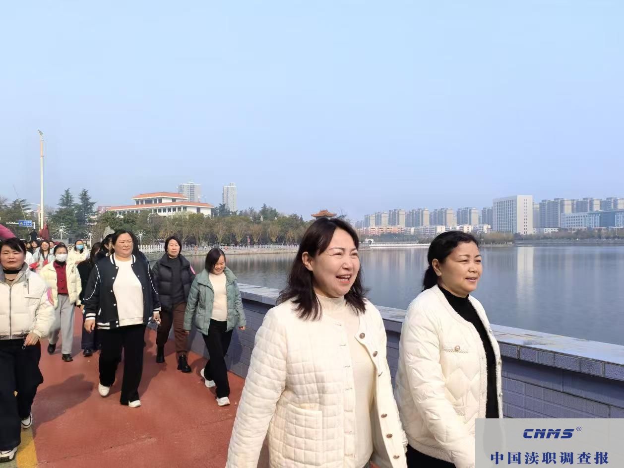 平顶山石龙区卫健委：健步湖畔庆“三八” 巾帼风采映春光(图2)