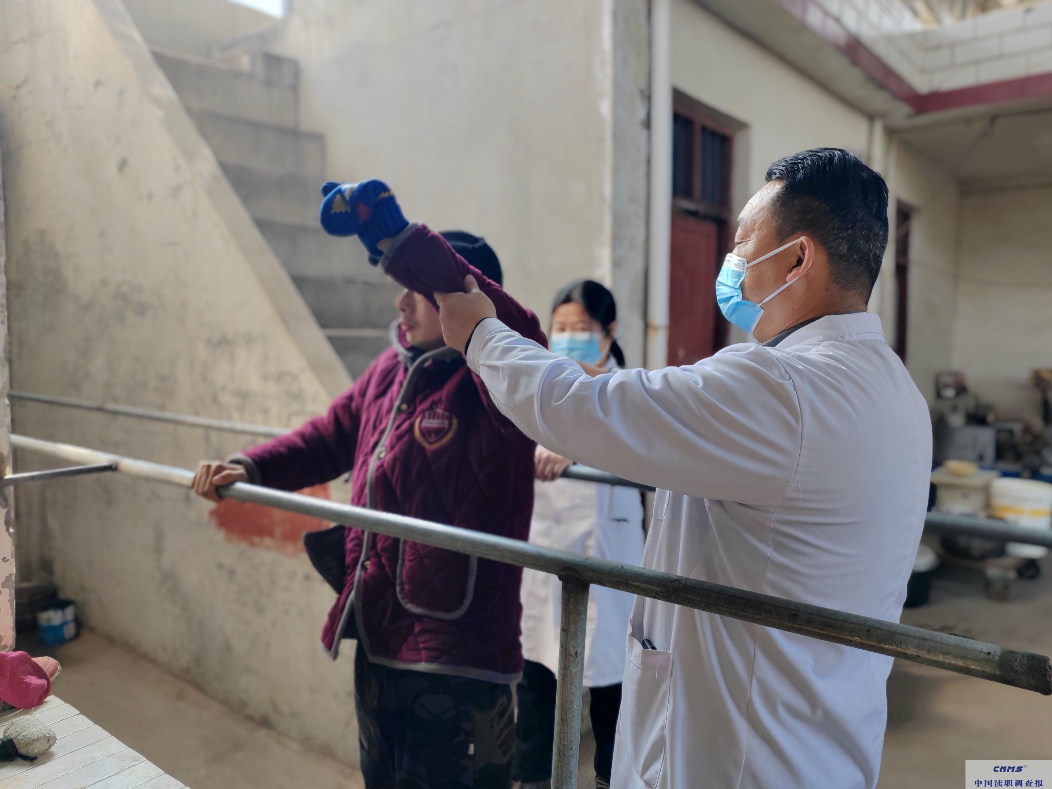 宝丰县商酒务镇：家庭病床服务送上门   群众在家有“医”靠(图1)