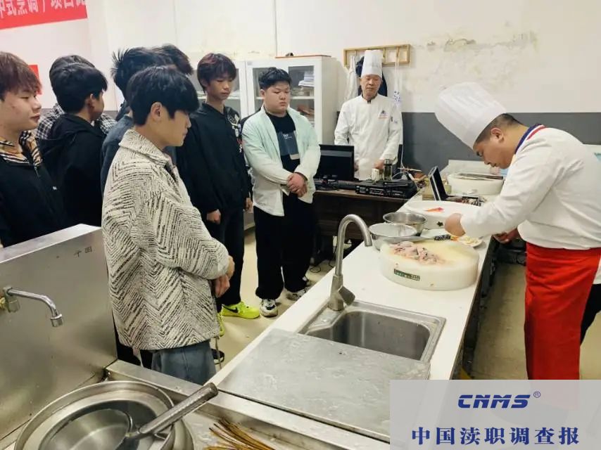 平顶山技师学院现代服务系中式烹调专业教研活动——妙笔生花《菊花鱼》(图1)