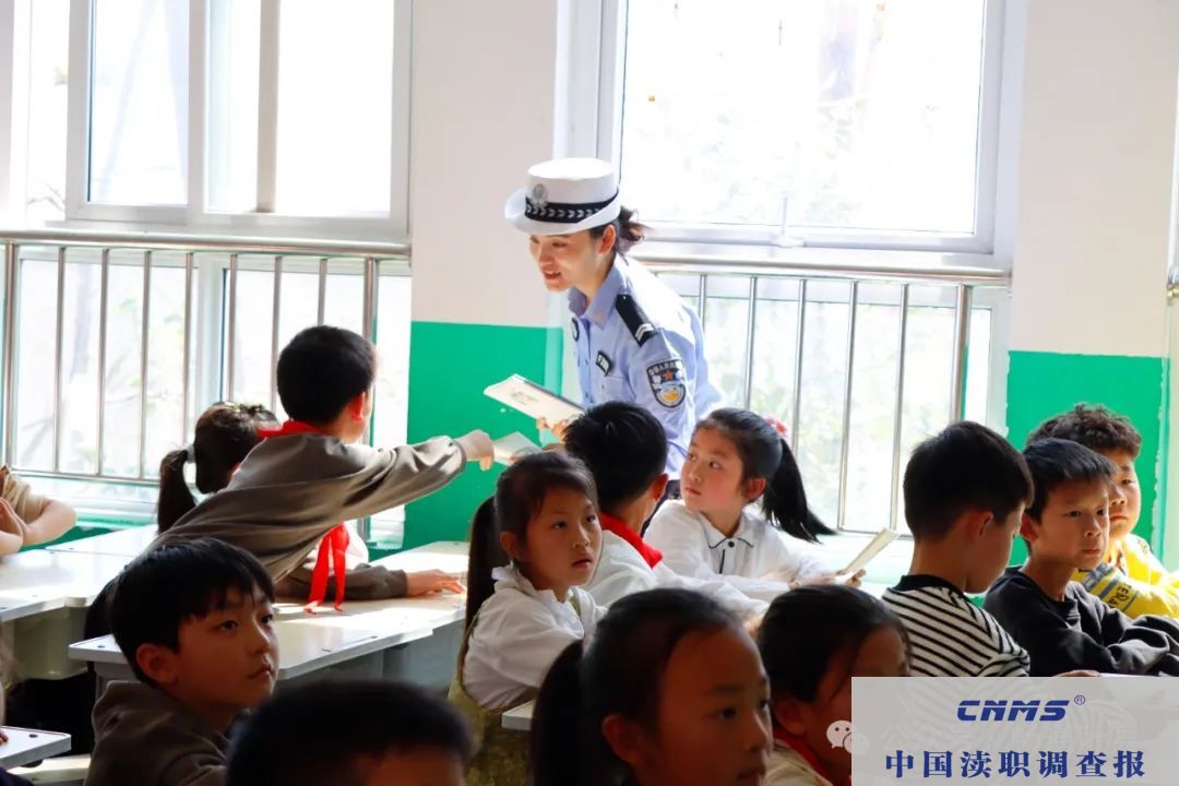  叶县交警进校园，为小学、幼儿园开启安全之旅(图2)