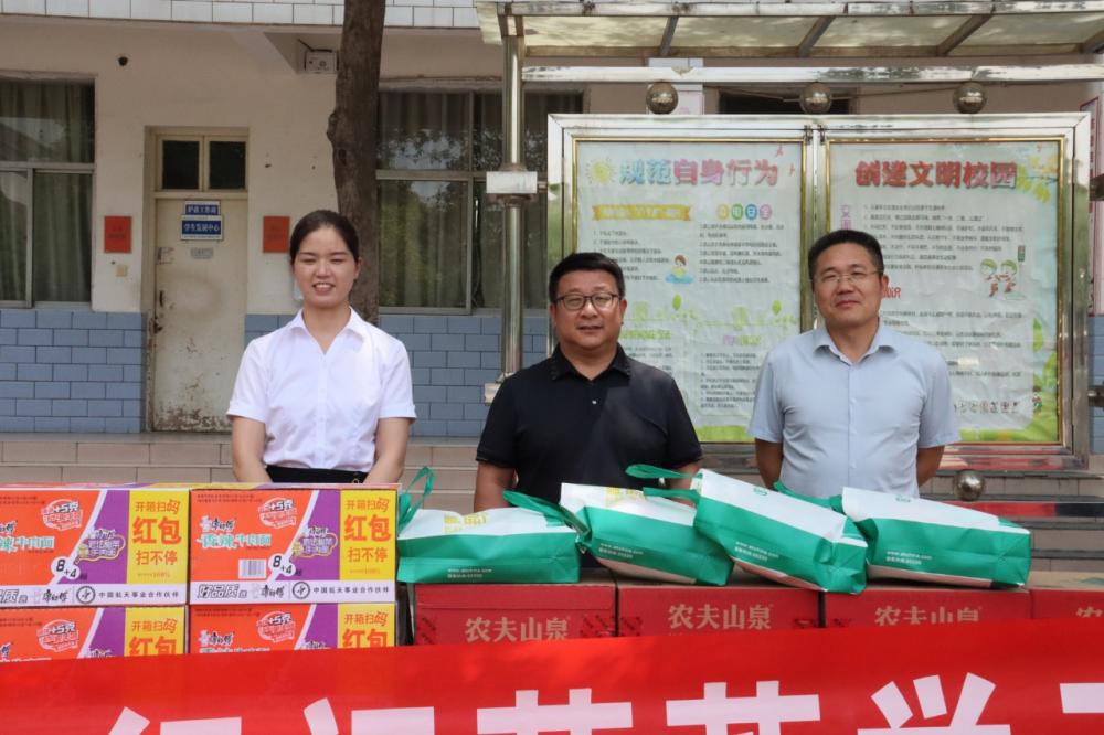农行汝州市支行暖心护考 为学子梦想 “护航充电”     (图1)