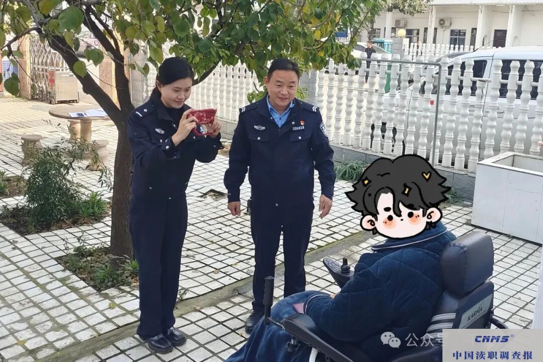 “老小孩”办证闹情绪 民警耐心服务获赞(图1) 640.jpg