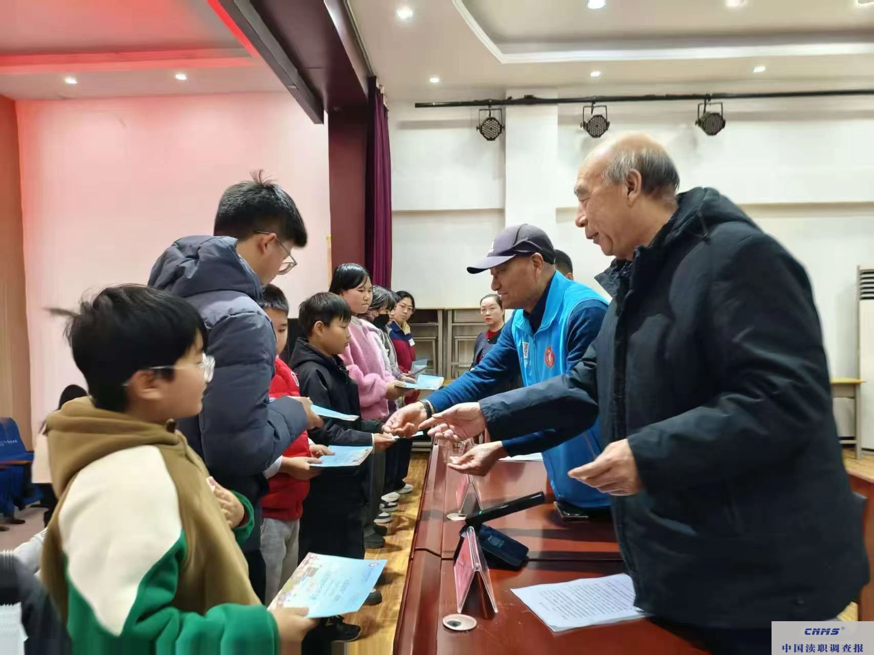 深圳游友公益“火炬助学”河南鲁山站 资助金发放圆满收官(图2) 2ce933c50a546d2b61bda95ef64ca698.jpg