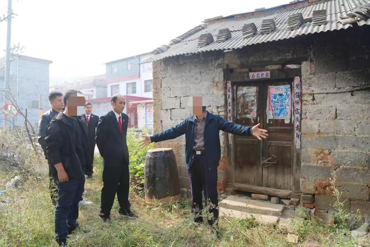 鲁山县法院：现场勘验查实情 巡回审判践初心(图1)