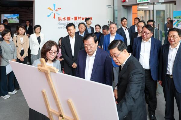 夏宝龙抵港进行首日考察调研 