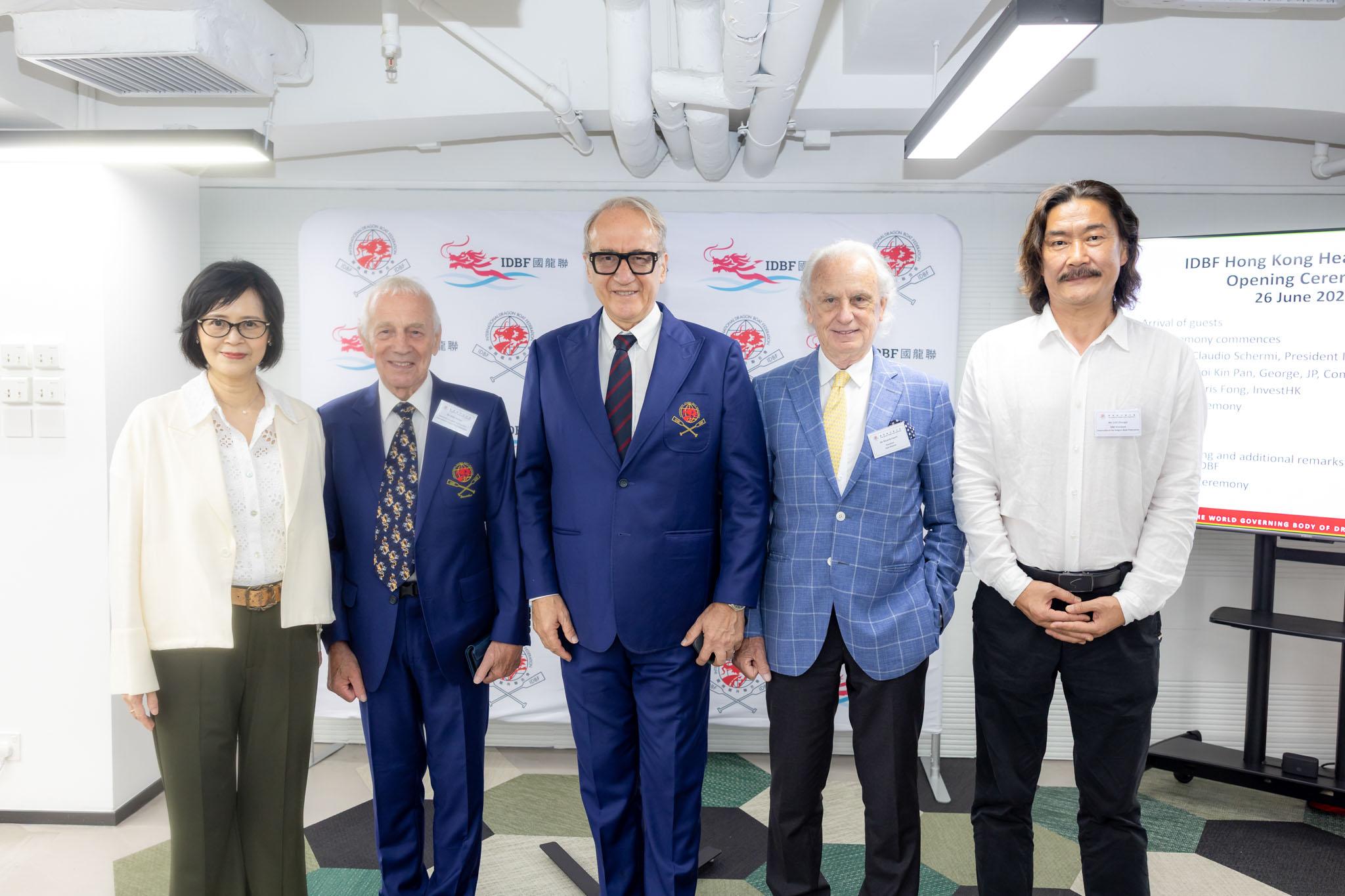 国际龙舟联合会再度落户香港 设立全新全球总部(图1) 投資推廣署今日(七月八日)宣布,國際龍舟聯合會(國龍聯)位於香港的全新全球總部正式啓用,標誌着香港體育經濟邁向新里程。圖示(左起)投資推廣署創意產業、體育及娛樂總裁方婉兒、國龍聯創辦人兼榮譽主席Mike MacKeddie-Haslam、國龍聯主席Claudio Schermi、Italy Alliance主席Riccardo Fuochi,以及國際冰上龍舟聯合會主席羅忠義出席開幕典禮。