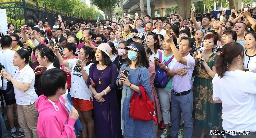 高考场外伫立十小时的家长：没进考场，却陪孩子答完半生考卷